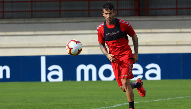 Rubén García mira atentamente la pelota en la sesión que tuvo lugar este martes por la tarde en Tajonar.