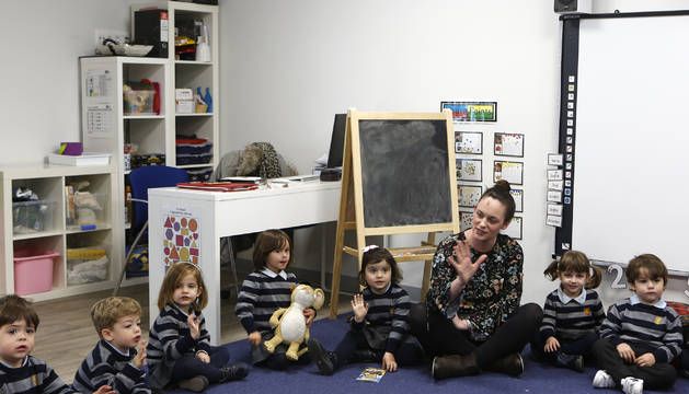 Alumnos de infantil junto a una profesora en una de las aulas del colegio de Gorraiz.