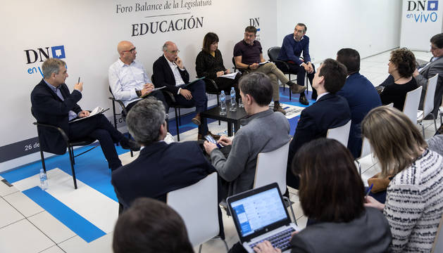 EN 'DIARIO DE NAVARRA'. La redacción del periódico acogió el primero de los foros en vivo en los que se realiza balance de la legislatura por áreas. Este miércoles, en Educación, intervinieron, desde la izquierda: José Ignacio Roldán (moderador), Juan Carlos Laboreo (sindicato AFAPNA), Manuel Martín (Asociación de Directores Infantil y Primaria de Navarra), Anabel Ávila (Britila), Juan Luis García (Herrikoa) y Sergio Gómez (CONCAPA). Directores de centros públicos y concertados y representantes de CCOO o APS participaron en el debate desde el público.