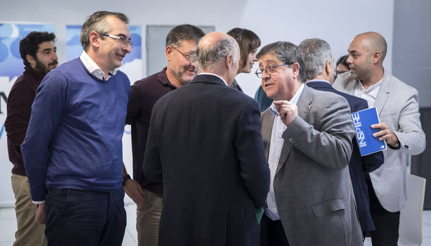 Sergio Gómez, Juan Luis García y Pedro Rascón (Herrikoa), conversan con Manuel Martín (de espaldas).