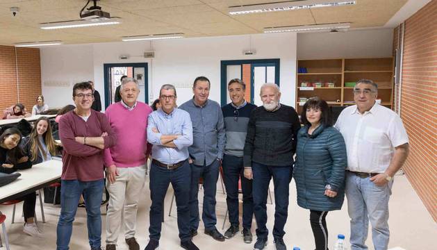 LA HISTORIA DE LA MÚSICA RIBERA, EN EL AULA De izquierda a derecha: Pedro Pérez (Weekend/Hedonia, de Tudela); Francisco Sola (Los Nítidos, de Cascante); Jesús Sangüesa (Los Adonis, de Ablitas); los profesores del IES Valle del Ebro Francisco Santos Escribano y Julián Berruete; José Antonio Pérez Sola (Los Flyers, de Tudela); y Mª Carmen Santamaría Campo y Francisco Barquero (Los Unos, de Murchante), antes de comenzar la charla en el instituto tudelano.