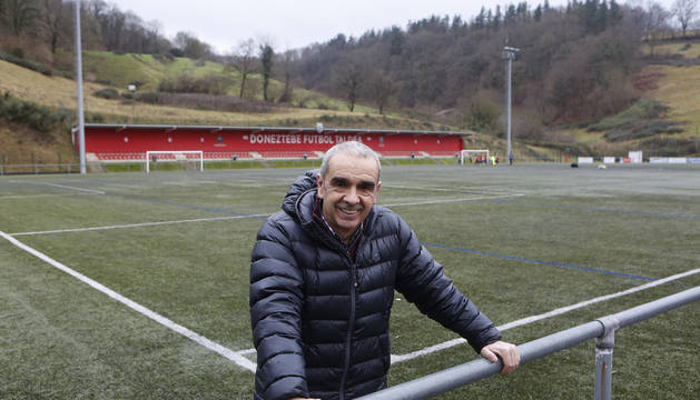 Jaime Seín, presidente del Doneztebe, en el campo del club, que fue inaugurado en 2011 gracias a su lucha.