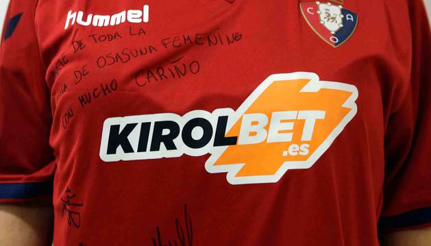 Camiseta del equipo masculino, con el logo de Kirolbet, firmada por las componentes de Osasuna Femenino.