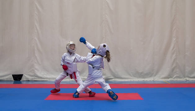 Dos de las karatecas participantes en el Campeonato Navarro de este pasado domingo en Huarte, en pleno combate vigilados atentamente por los árbitros. En total tomaron parte 83 deportistas en esta cita.