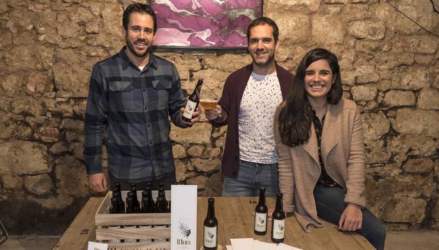 Eduardo Azcona, Sergio Alén y Uxua Domblas son las tres personas detrás de la idea de Rhus Beer, que ya se vende en Estella.