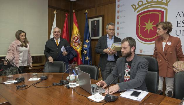 Los regionalistas salen de la sala una vez terminada una sesión a la que por distintas causas faltaron ayer los ediles Javier López, Yolanda Alén y Ricardo Gómez de Segura.