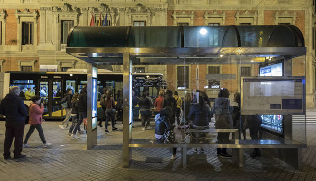 Foto de pasajeros en una parada del transporte urbano comarcal en el paseo de Sarasate de Pamplona.
