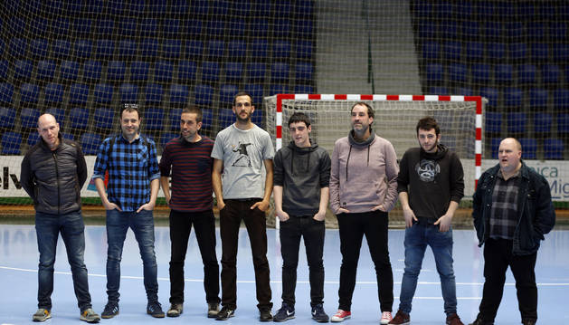 LOS OCHO FINALISTAS.De izq. a dcha.: Eneko Lazkoz, Eneko Fernandez, Xabier Terreros, Julio Soto, Xabat Illarregi, Xabi Maia, Joanes Illarregi y Julen Zelaieta, reunidos ayer en el Pabellón Anaitasuna.