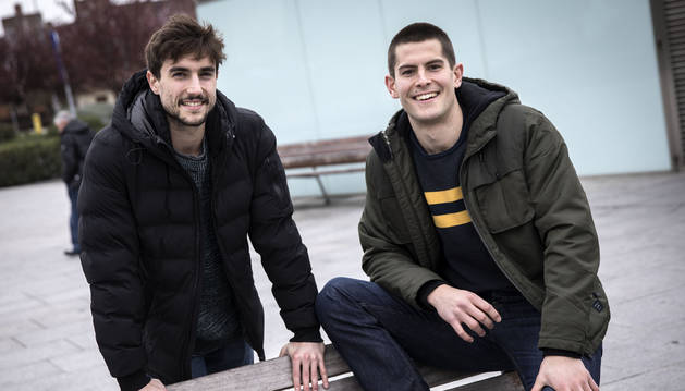 Pere Vaquer y Antonio Bazán, en la plaza del Protomedicato, junto al Complejo Hospitalario de Navarra.
