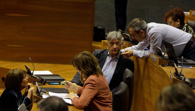foto de Bancada de Geroa Bai en el pleno de ayer: desde la izda., Uxue Barkos, Virginia Aleman, Koldo Martínez, Rafa Eraso y Consuelo Satrústegui.