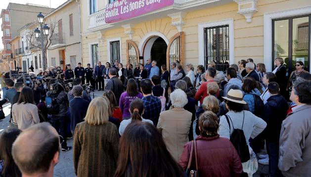 La corporación local de Godella y alrededor de un centenar de vecinos se han congregado este viernes frente a la fachada principal del Ayuntamiento, para guardar dos minutos de silencio en señal de duelo por el asesinato de dos niños en esta localidad valenciana, supuestamente a manos de sus padres.