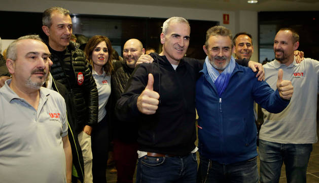 foto de Morales (UGT) y Duque (CC OO) celebran entre otros compañeros los resultados de las elecciones en Volkswagen