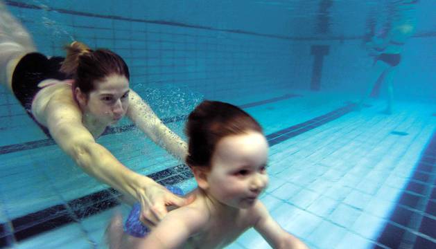La natación desde los primeros meses de vida ayuda a reforzar los vínculos entre el bebé y sus progenitores.