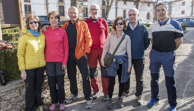 De izquierda a derecha: Asun Labarta Ara (62), Maite Laspalas Mainz (60), Carlos Tainta Esquíroz (60), Xavier Boleda Relats (58), Mari Tere Esparza González (59), Luis Álvarez y Valentín Basterra Erdozáin (58). Cada uno de los integrantes de este grupo de amigos lleva entre seis y veinticinco años peregrinando a Javier. Han convertido en costumbre repetir la caminata los dos fines de semana de las Javieradas. El primero por rutas que comienzan en el Pirineo y el siguiente empezando desde Pamplona.