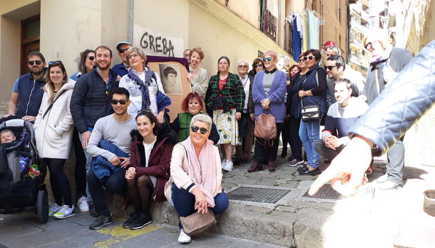 Varios de los participantes en la visita, en una foto de grupo con el autorretrato de Blanca Cañas. Junto a él, María Araiz Gainza.