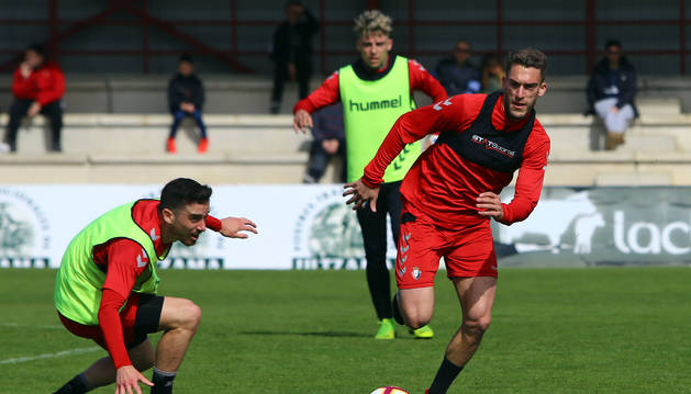 Kike Barja, que vuelve a la convocatoria, observa agachado la jugada de Roberto Torres en la sesión de ayer. Al fondo, Brandon Thomas.