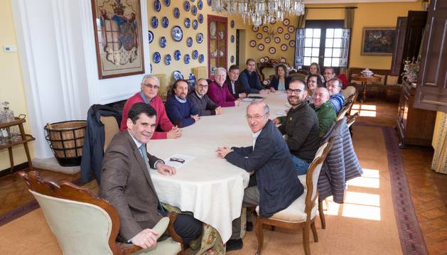 UNIDOS POR EL PATRIMONIO DE LA RIBERA José María Sanz-Magallón Rezusta -Marqués de San Adrián- (Fundación Castillo de Monteagudo), en primer plano, y de izda. a dcha., Juan Manuel Garde Garde, Juanjo Bienes Calvo y Esteban Orta Rubio (Centro de Estudios Merindad de Tudela); Javier Gómez Vidal (Fundación María Forcada); Fernando Seves Morentin (Amigos del Monasterio de Fitero); Carlos Carrasco Navarro y Gloria González Soria (Amigos de la Catedral de Tudela); Conchi Ausejo Gómez (Amigos del Castillos de Cortes); José Luis Aparicio Urmeneta (Castillo de Monteagudo); Marian Manrique Ullate, Javier y Juan Miguel Jiménez (Vicus de Cascante); Eduardo Asensio Santos (Asociación Patrimonio de Ablitas); y Jesús María Ramírez (Fundación María Forcada).