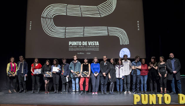 Premiados y entregadores de premios posaron al final de la gala de clausura, en la sala de cámara del Baluarte, entre ellos Francisco Rodríguez (7º por la izda,), que obtuvo el Gran Premio Punto de Vista.