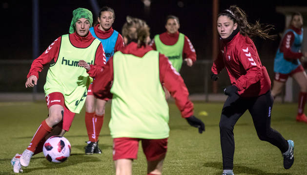 foto de Izaskun Leoz, izquierda, y Nerea Tellería, derecha, pugnan por el balón durante un entrenamiento.