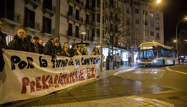 foto de Conductores del transporte urbano concentrados ayer noche en la plaza de Merindades de Pamplona.