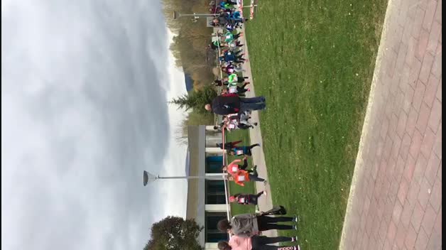 Vídeo de la carrera solidaria de Hiru Hamabi en Sarriguren