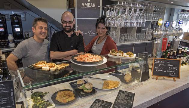 Roberto Comas Zudaire, el cocinero David Dimitri y Ana Vidal, en la barra del gastrobar.