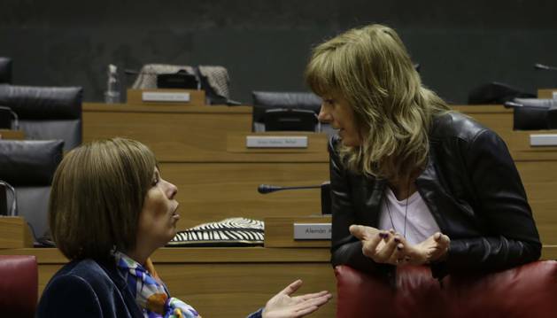 La presidenta Barkos y la consejera Ollo, de cuyo departamento depende Euskarabidea, en el Parlamento.