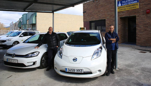 Rafa Montes Ros (izda) con el e-Golf que usó 4 meses como taxi y Joseba Arregui San Martín (dcha) con el Nissan Leaf, un taxi 100% eléctrico que usa hace más de 4 años.