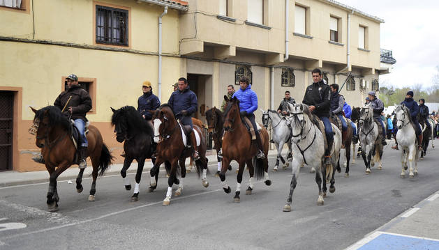Los jinetes participantes en la trashumancia a su paso por el casco urbano de Funes.