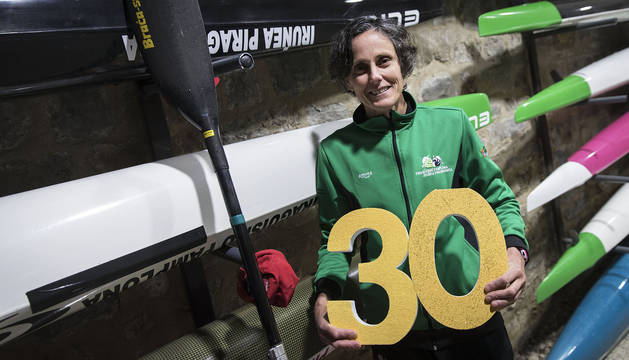 Amaia Osaba, junto a su piragua (la negra) y su pala, ayer en el Club Piragüismo Pamplona. La navarra sujeta el 30, como el número de campeonatos de invierno que suma.