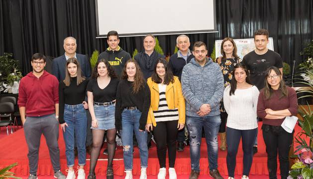 Los alumnos que realizarán el programa Erasmus + entre abril y junio, junto al director y representantes del centro y del Gobierno foral.