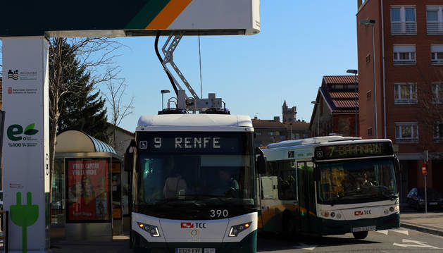 Un autobús recarga las pilas en el pantógrafo de la parada junto a la estación de Renfe. Completa la tarea en menos de cuatro minutos. Mientras, los viajeros suben y bajan.