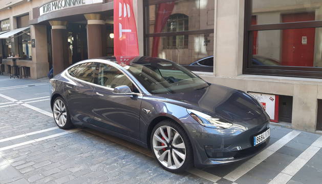 El Tesla Model 3, en el exterior del Maisonnave antes de realizar la prueba. Estética elegante y deportiva.