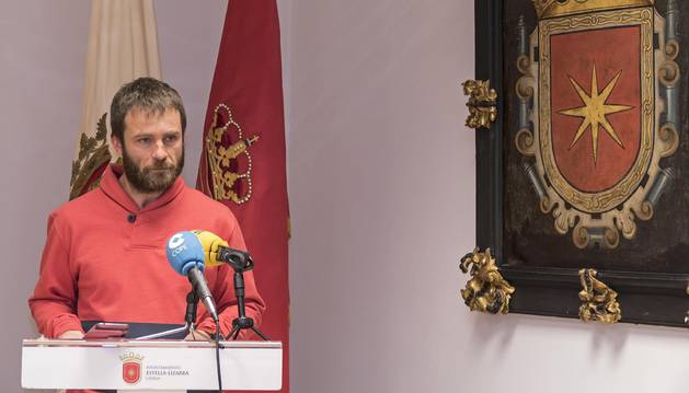 Koldo Leoz, durante el anuncio que realizó ayer de la dimisión del jefe de la Policía Municipal.