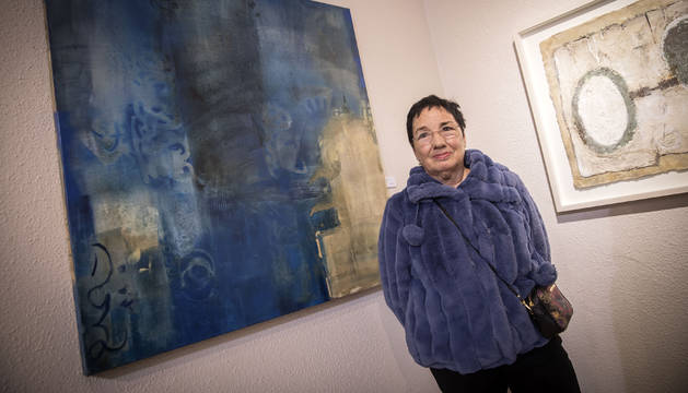 Foto de la artista navarra Esperanza Yunta, junto a una de las obras abstractas de la exposición. Se trata del cuadro que representa a la reina Toda.