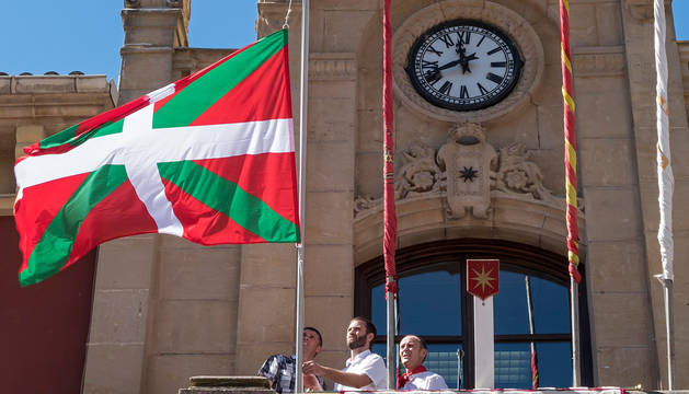 Momento en el que se coloca la ikurriña en el Ayuntamiento de Estella, en el cohete festivo en agosto de 2017.