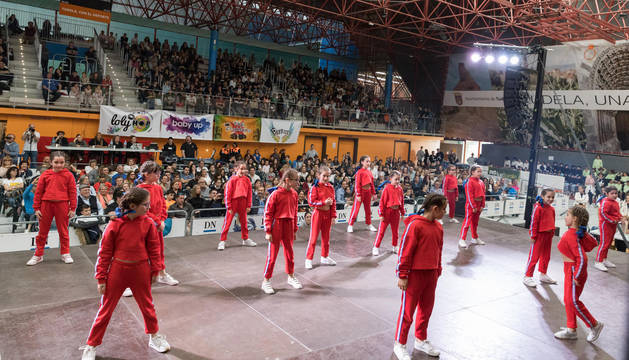 EL CIUDAD DE TUDELA, ABARROTADO Un abarrotado Ciudad de Tudela disfruta de la actuación del grupo 'Loly Hop', que se impuso en la categoría Baby.