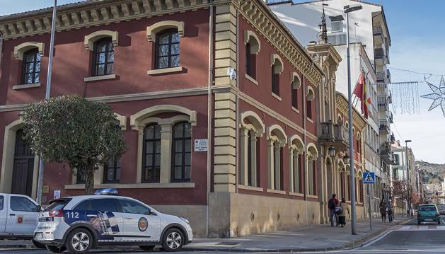 Foto del acceso a la sede de la Policía Municipal de Estella, en uno de los laterales de la casa consistorial de la ciudad.