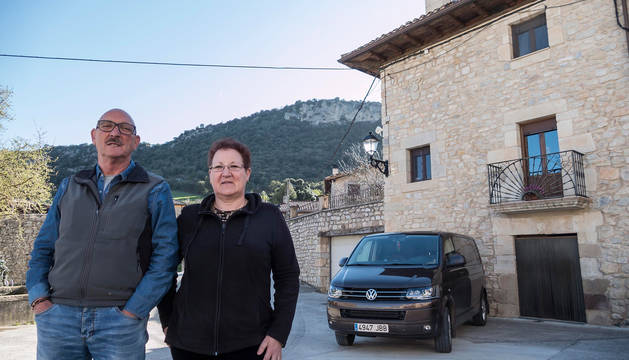 Pedro y Rosa Andueza Murguialday, frente a su casa en Gastiáin. Aparcado, el taxi de Pedro.