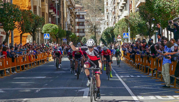 Carlos Ruiz (Lizarte), cruzando ayer la meta del XLII Memorial Cirilo Zunzarren en el paseo de la Inmaculada de Estella.