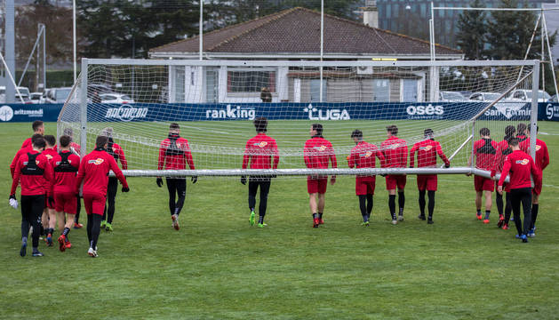 Los jugadores de Osasuna trasladan una portería durante un entrenamiento en las instalaciones de Tajonar.