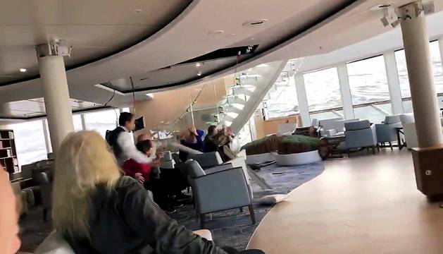 Fotos de la evacuación crucero noruego 'Viking Sky'