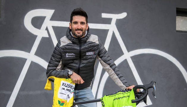 Enrique Sanz, este lunes por la tarde en Orkoien con el maillot de líder de Alentejo y el maillot de Murias.