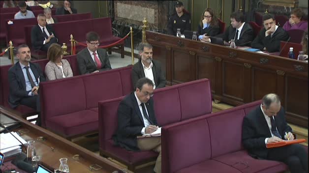 Teniente de la Guardia Civil: “Vi a gente que intentaba tirar la puerta de acceso a la Conselleria"