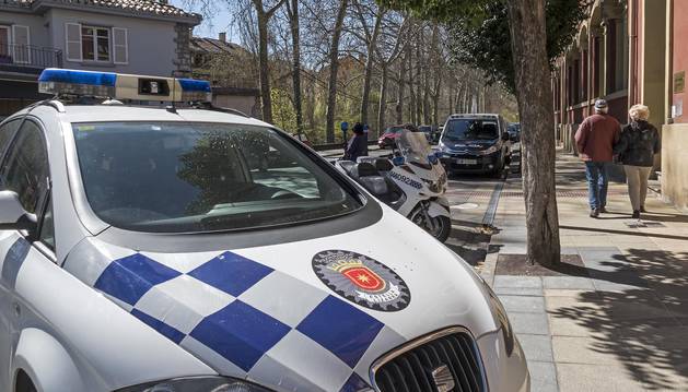 Vehículos de la Policía Municipal de Estella estacionados en el exterior de su sede, en la planta baja de la casa consistorial.