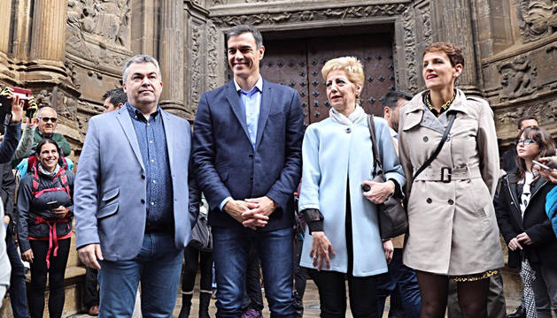 Santos Cerdán, Pedro Sánchez, Yolanda González, alcaldesa de Viana, y María Chivite, ante la iglesia de Santa María de la Asunción de Viana.