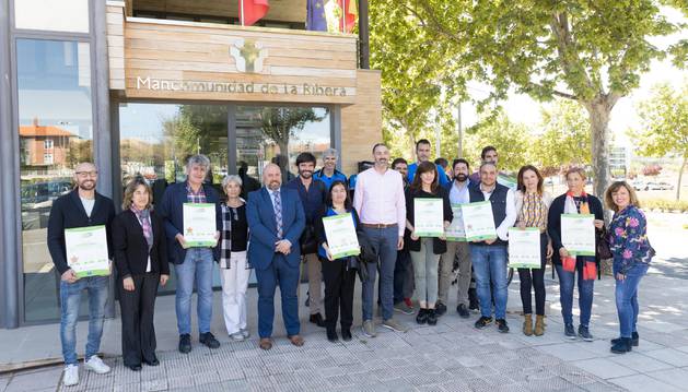 Foto de los representantes de los centros educativos riberos que fueron reconocidos, junto con las autoridades asistentes al acto que tuvo lugar en Tudela.