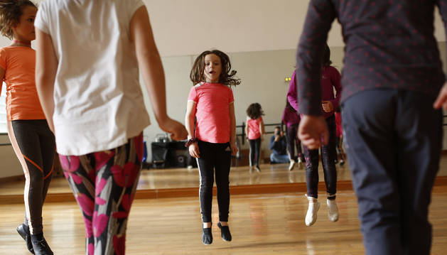 Sesión de danza durante una clase de la escuela de música de Alsasua, protagonista destacada del suplemento del domingo.