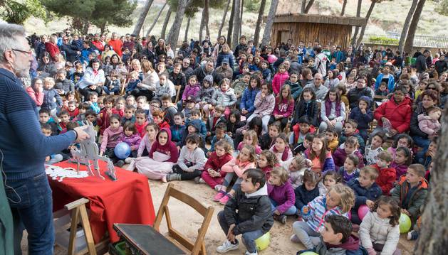 Foto de Manuel Aliaga, del colectivo Humo, a la izquierda, durante el espectáculo de marionetas ante numeroso público.