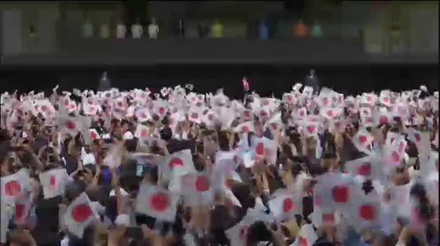 El nuevo emperador de Japón realiza su primera aparición ante miles de personas